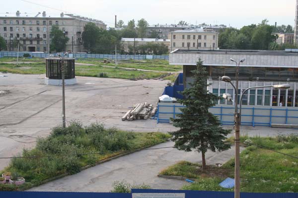 Вид станции метро «Ломоносовская», жёлтое здание на заднем плане школа No 331. Фото 2009 года.