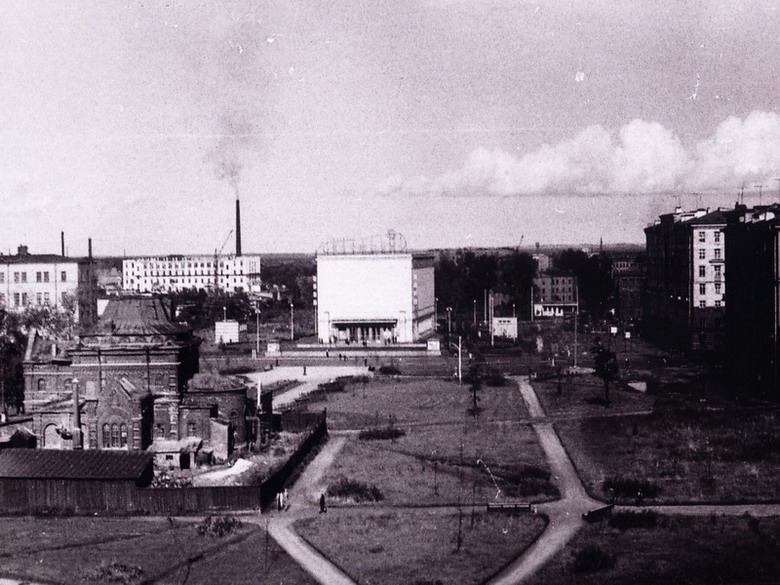 Обезглавленный храм Св. Духа и кинотеатр «Спутник». Фото 1960 года.