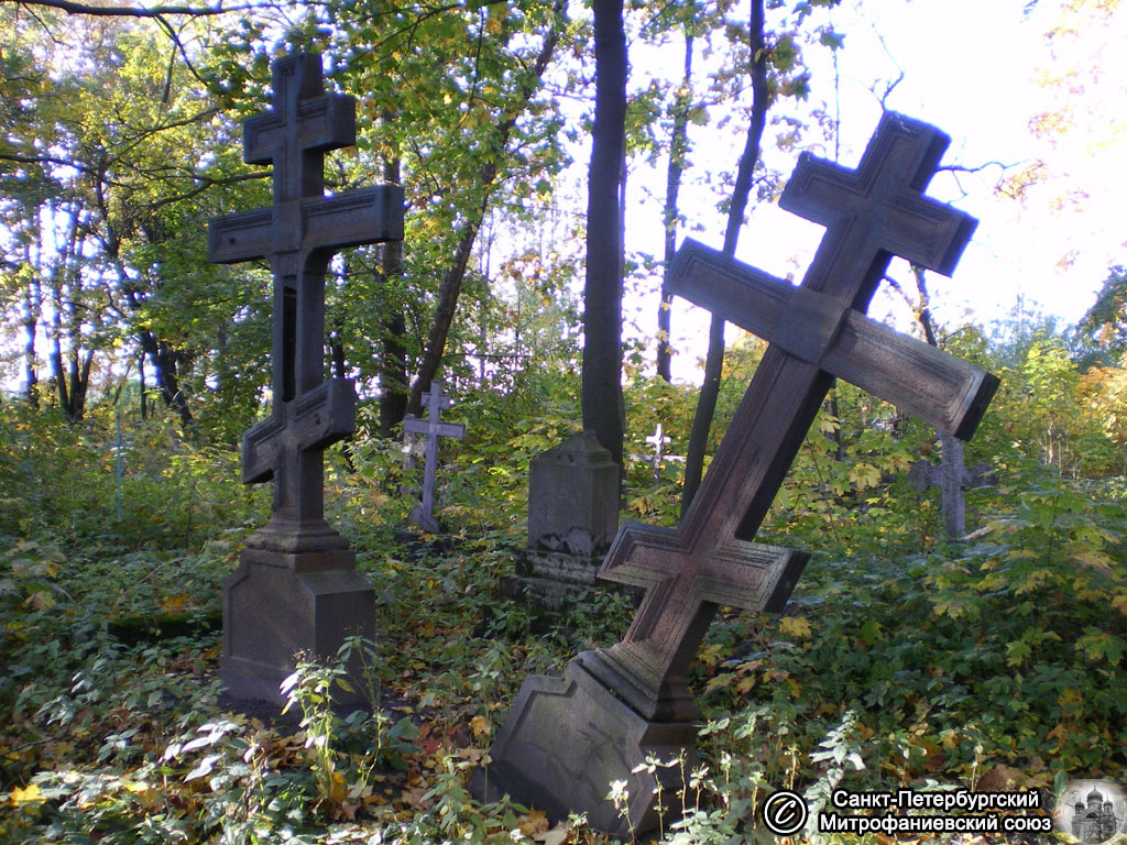 Два металлических креста в человеческий рост. Могила, предположительно, семьи Панфиловых. Фото Н.В. Лаврентьева 2008 года