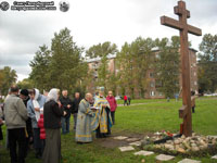 Освящение поклонного креста. Фото В.Ф. Андрейчевой, 25.IХ.2011 года.