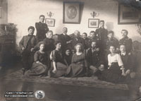 Э.Л. Вольф среди членов семьи и коллег. Внизу вторая слева дочь - Е.А. Вольф, вверху вторая справа (сидит) жена - М.И. Вольф. Фото из архива Т. Зуевой,<br> 1910-е гг.