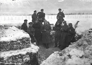 Команда тяжелых пулеметов Балтийского полка на позиции около деревни Манновка. Киноархив Эстонии (КАЭ), шифр 1-184, декабрь 1919 года.