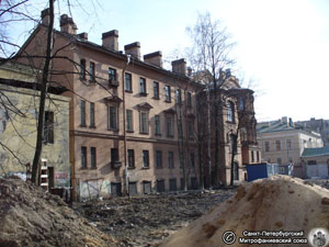 Вид на центральный корпус Синодального подворья (дом 61, лит. А), слева снесённая пристройка. Фото Н.В. Лаврентьева, 21.IV.2011 года.