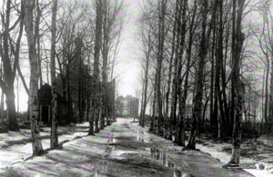 Вид на отпевальню Фарфоровского кладбища (со стороны Кладбищенского пр.) ныне здесь располагается ст. м. Ломоносовская. Фото из фондов ЦГА КФФД СПб. 1940 г.