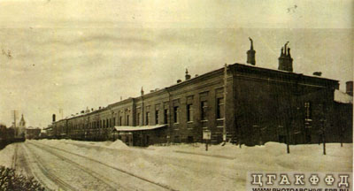 Императорский фарворовый завод, слева в далеке Преображенская церковь. Фото из ЦГА КФФД СПб, 1904 год.