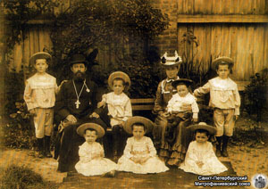 Георгий Ковалевский с семьёй. Фото из семейного архива внучки Е.В. Ананьевой, 1903 год.