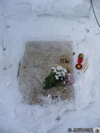 Плита на  
могиле М.А. Кузмина. Фото Н.В. Лаврентьева, 5.III.2011 года.