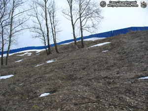 Вид на кладбище – за ним синий забор Экспофорум. Фото Н.В. Лаврентьев, 16.IV.2011 года.