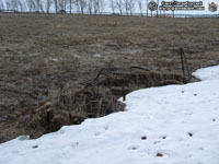 Сломанные и целые, выдернутые из земли кресты, сложенные за забором Экспофорум. Фото Н.В. Лаврентьева, 16.IV.2011 года.
