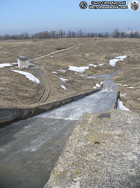 Водосброс из водохранилища. Фото Н.В. Лаврентьева, 16.IV.2011 года.