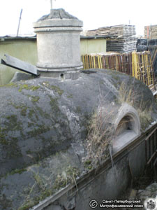 Бетонный склеп на бывшем Митрофаниевско кладбище. Фото Н. Лаврентьева 8.XI.2008 года
