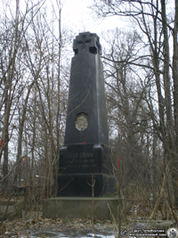 Памятник на могиле арх. Давида Гримма до реставрации. Фото Н.В. Лаврентьева, 01.II.2008 года.