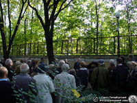Участники церемонии открытия кенотафа М. Шимановской в Некрополе мастеров искусств.  Фото Н.В. Лаврентьева, 25.IX.2010 года.